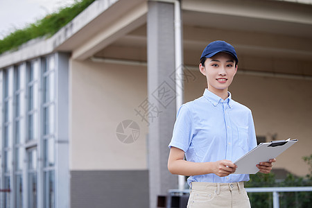 核对快递信息的女快递员图片