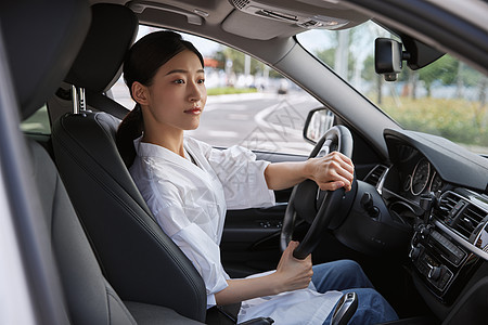 年轻女性白领驾车图片