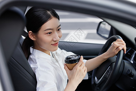 车内方向盘年轻白领女性车内喝咖啡背景