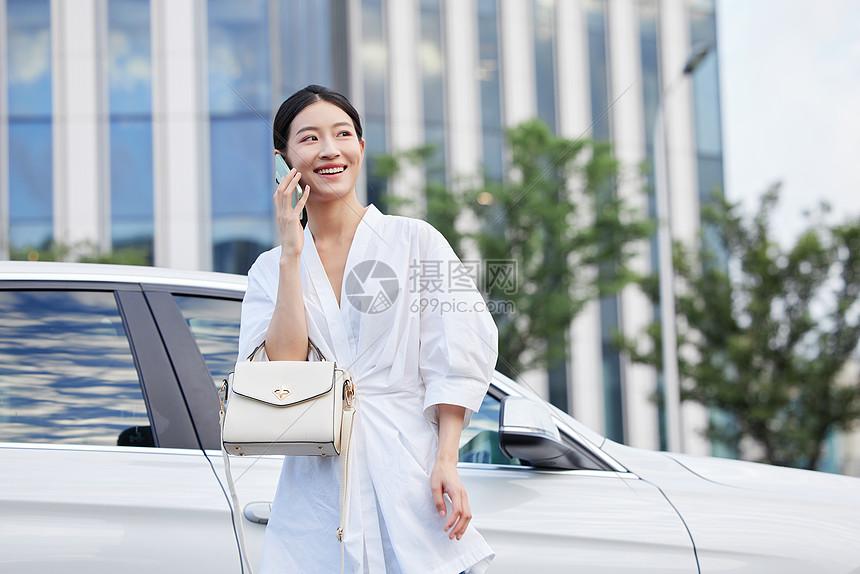 年轻女白领下车打电话图片