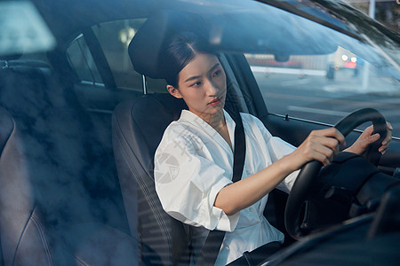 疲劳驾驶的女性司机图片