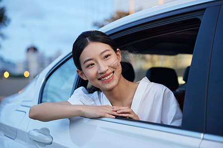 夜晚白领女性乘坐网约车图片