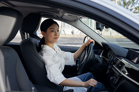 年轻女性白领驾车图片