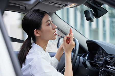 口红女年轻白领女性车内涂口红背景