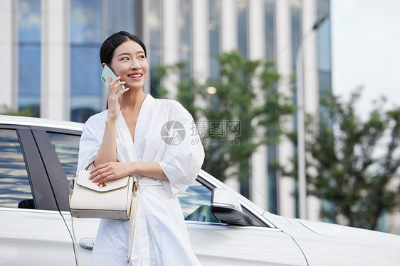 白领女性下车打电话图片