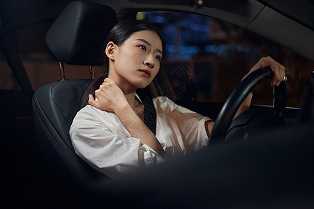 女性夜晚开车疲劳驾驶背景图片
