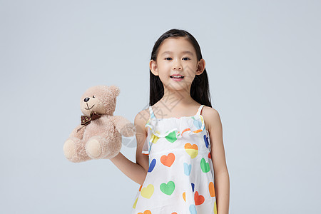 可爱小女孩抱着小熊玩偶图片