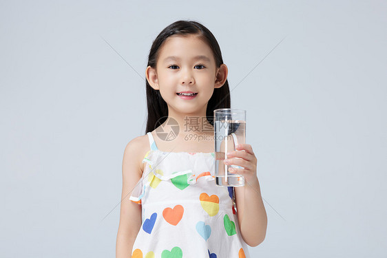 可爱小女孩拿水杯图片
