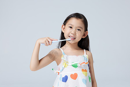 可爱小女孩用牙刷刷牙图片