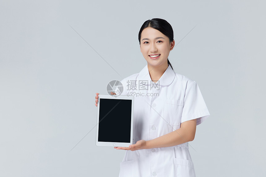 青年女护士展示平板电脑图片