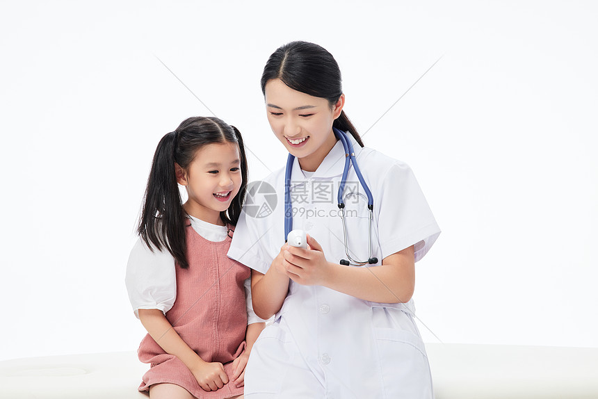 女护士为小女孩测量体温图片