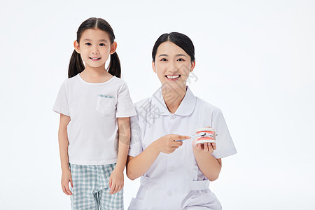 女医生教儿童小女孩刷牙图片