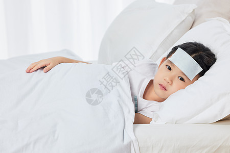儿童小女孩发烧躺在床上休息图片