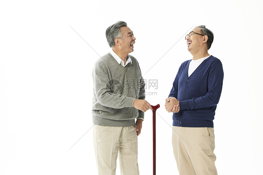 两位中老年男性聊天大笑图片