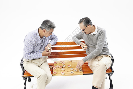 老年人坐在长椅上下象棋图片
