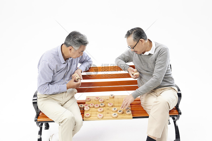 老年人坐在长椅上下象棋图片