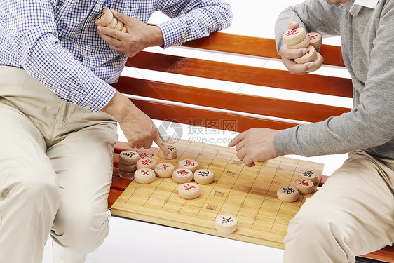 老年人坐在长椅上下象棋图片