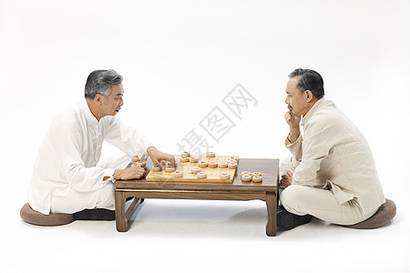 老年人认真下棋图片