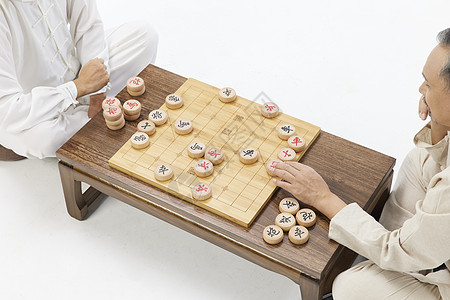 老年人下象棋特写图片