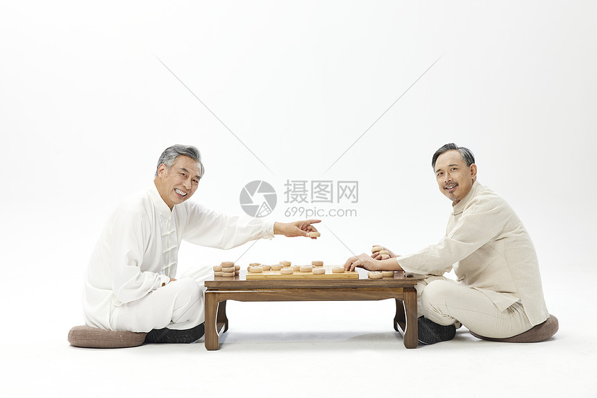 中老年男性下棋图片