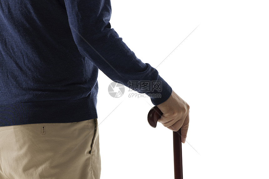 老年男性拄拐杖手部特写图片