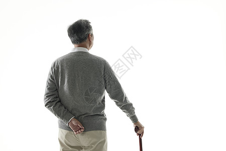 老年男性拄拐杖背影背景图片
