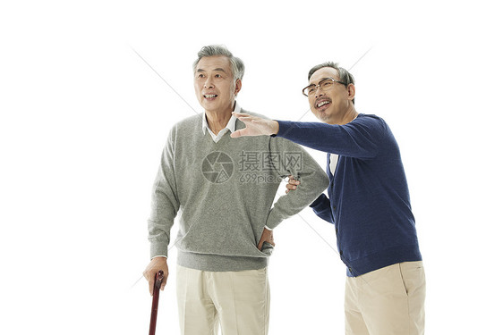 两位老年男性聊天图片