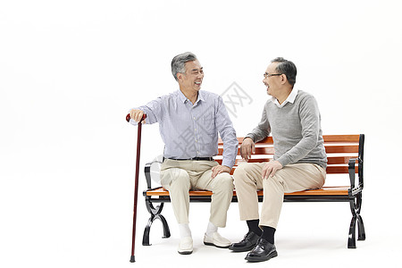 朋友聊天两位老年男性坐在长椅上聊天背景