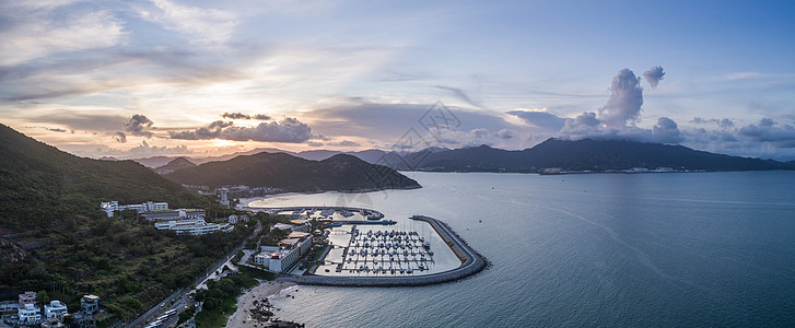 帆船人晚霞下的深圳浪骑游艇会背景