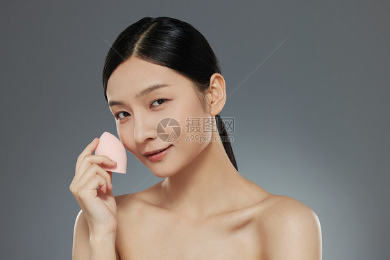 女性手拿美妆蛋展示图片