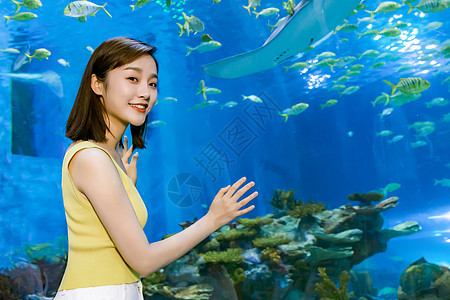 女性旅行观光海洋水族馆图片