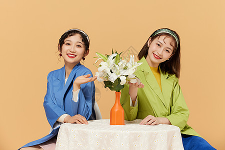 闺蜜照青春美女姐妹闺蜜和百合花背景