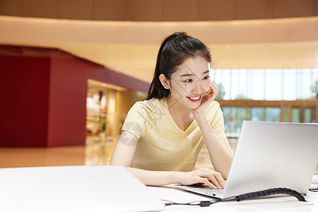 女学生在商场试用电脑图片