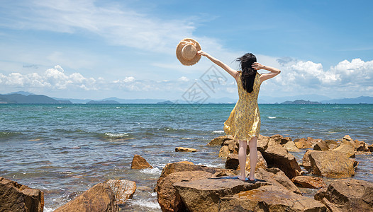 日系海边少女海边礁石上的少女背景