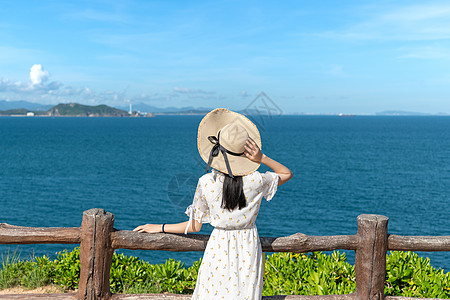 日系海边少女海边山上的少女背影背景