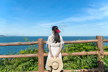 日系海边少女海边山上的少女背影背景