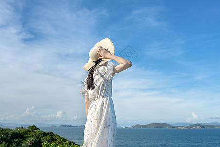 海边山上的少女背影高清图片