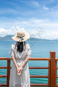 海边少女海边山上的少女背影背景