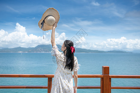 日系海边少女海边山上的少女背影背景