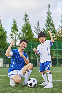 教练与男孩踢球加油打气背景图片