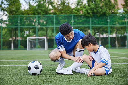 教练检查男孩伤势图片