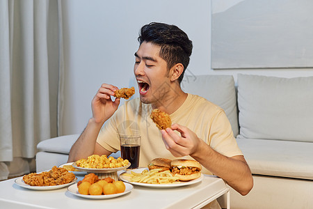 快乐肥宅食品大口吃宵夜的男性背景