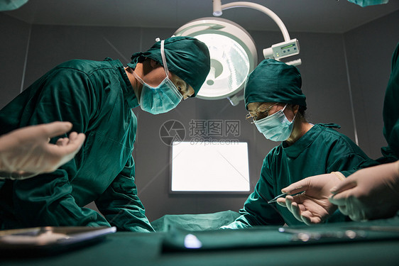 手术室医生做外科手术形象图片