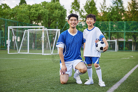 孩子运动足球教练和男孩运动形象背景