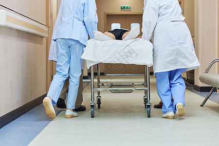 医院走廊医护人员抢救病患脚部特写图片
