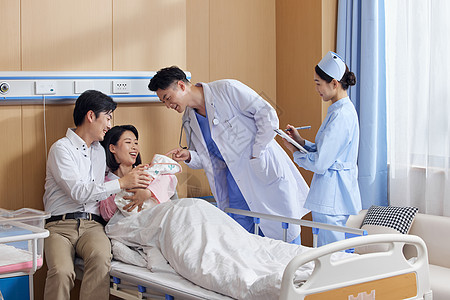 医生护士探望新生儿和夫妇图片