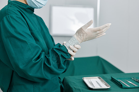 外科手术医生术前佩戴手套特写图片
