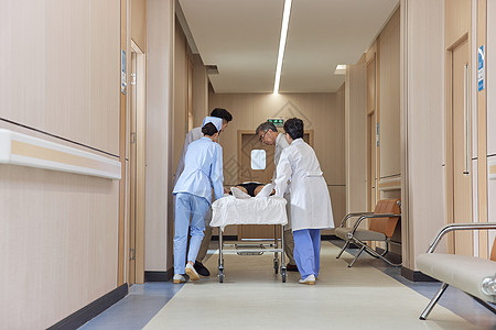 医院走廊医护人员抢救病患图片