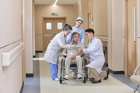 医院走廊医护人员照看老年人患者图片