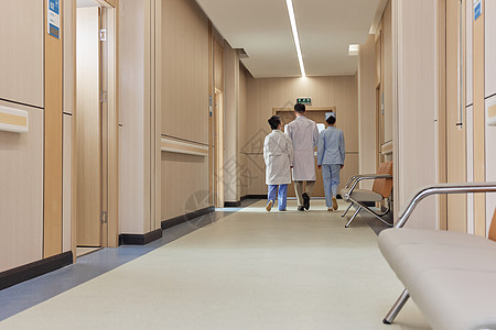 医院走廊医护人员行走背影高清图片